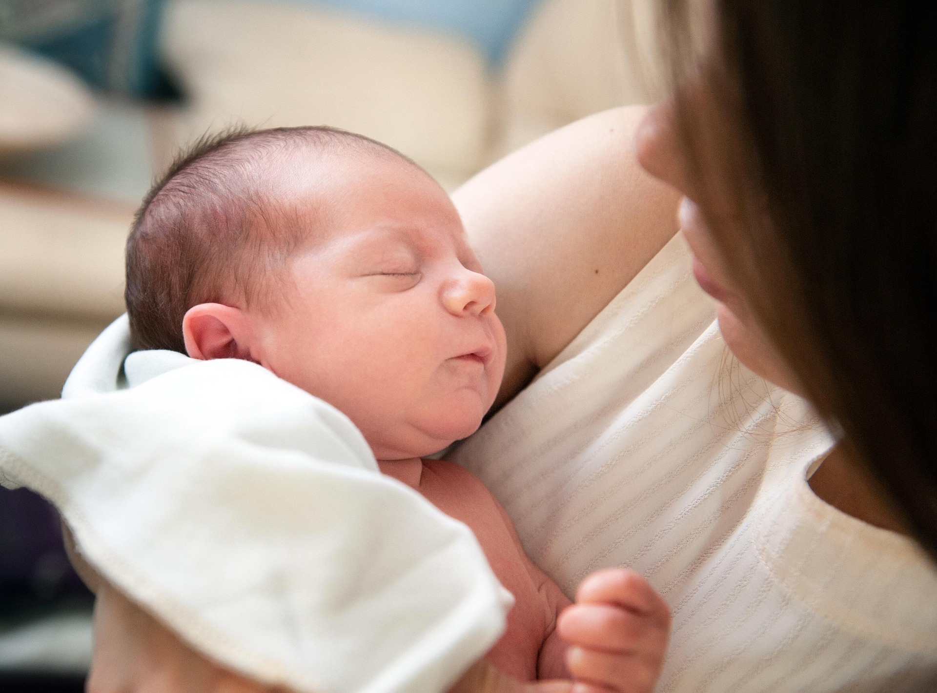 Neonato addormentato tra le braccia della madre