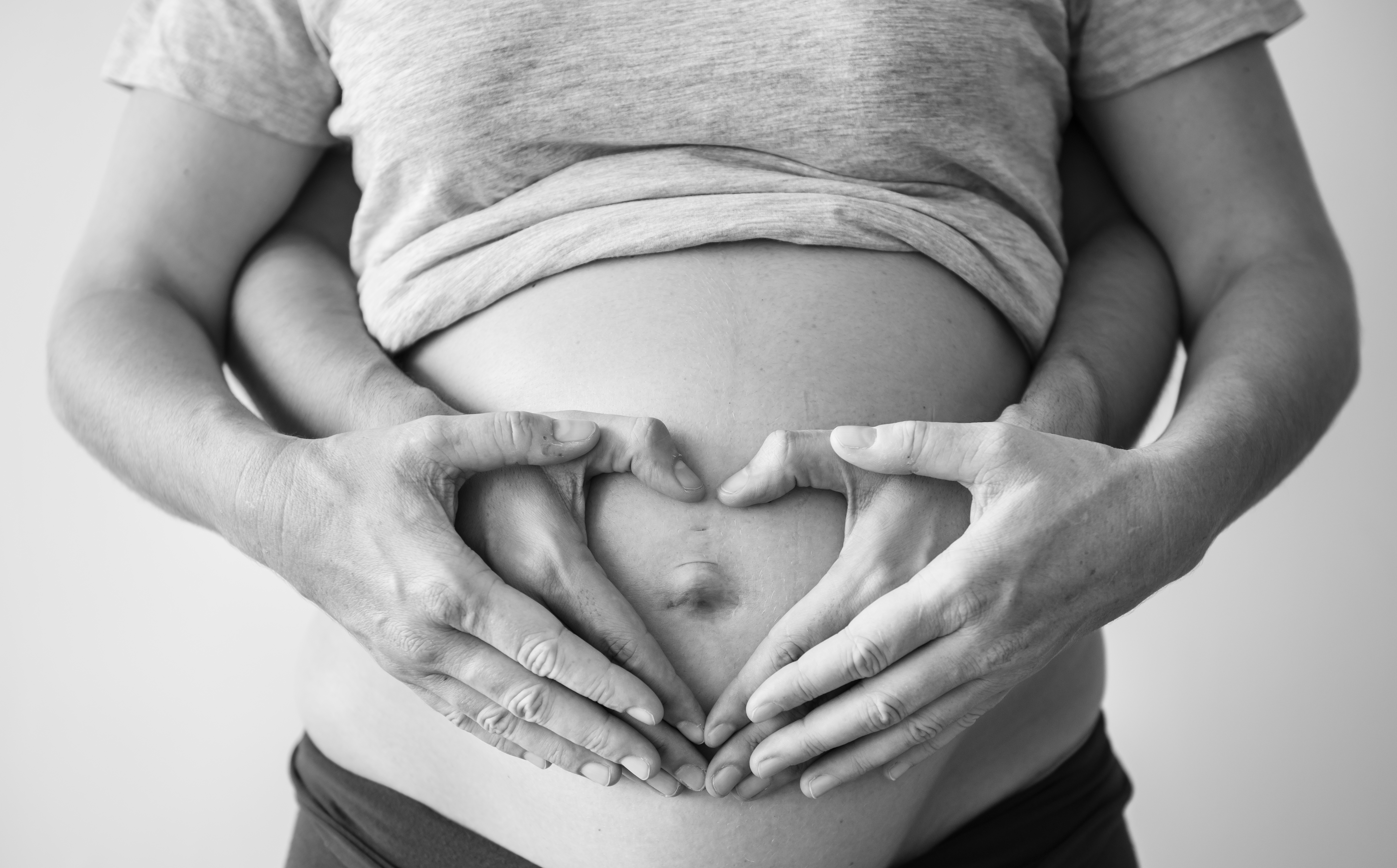 Coppia che condivide la gravidanza